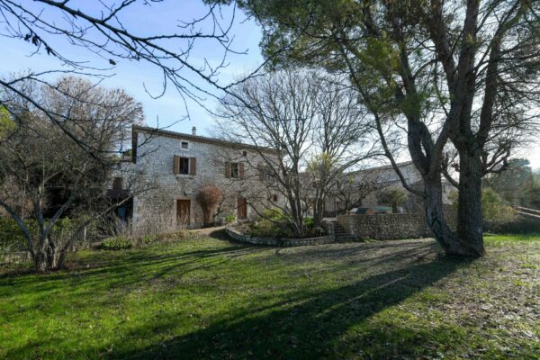 Charmante maison dans un village du Gard, jardin, terrasse et piscine