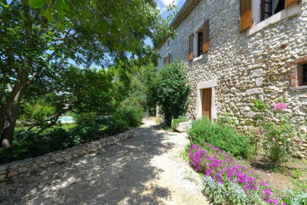 Charmante maison dans un village du Gard, jardin, terrasse et piscine