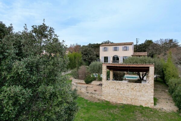 Property on the outskirts of Uzès, garden, pool and views
