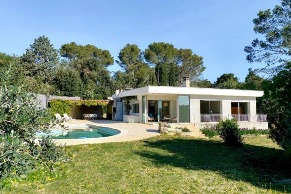 Property in a quiet wooded setting close to Nîmes