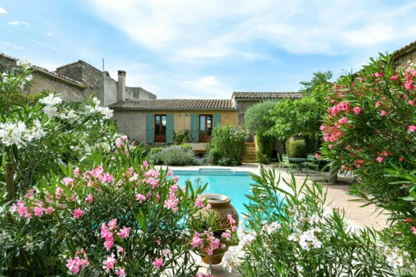 Village property with garden and swimming pool, 8 km from Uzès