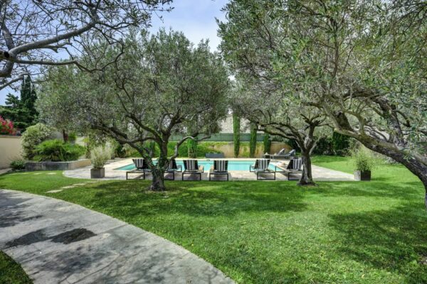 Sumptuous property in the heart of a village, landscaped grounds and 2 pools