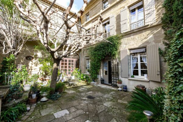 Character residence with courtyard and terrace, all shops within walking distance