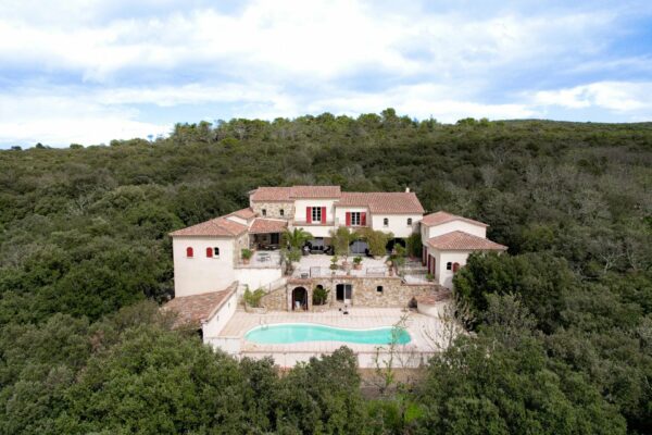 Superb property with panoramic views, parkland and pool