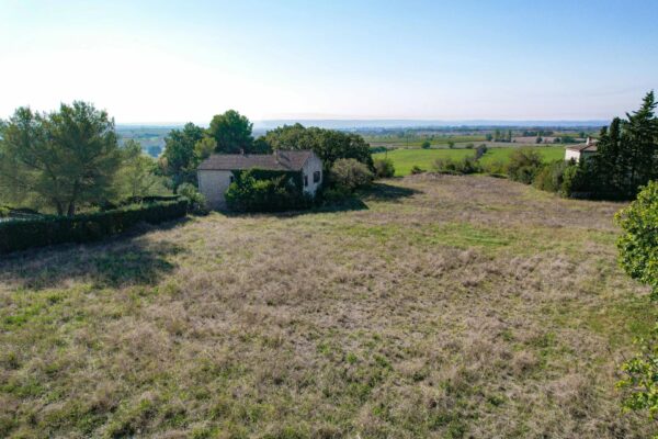 Building land of 5190 m2 in the heart of the village with superb views