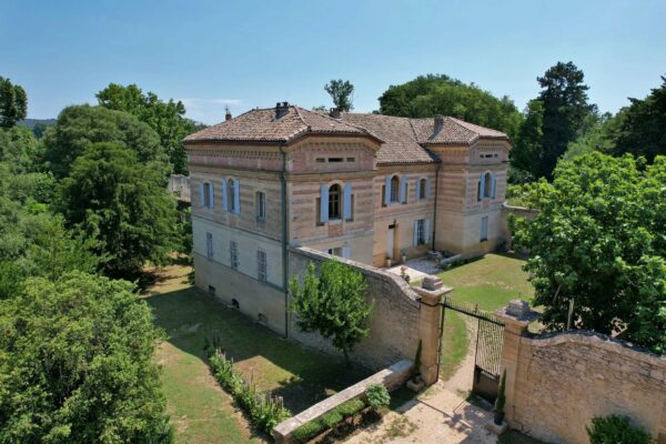 Exceptional historic castle and wooded park in Uzès