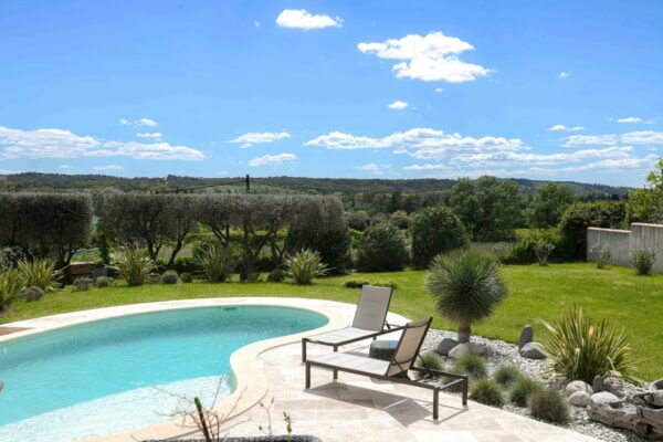 Property of 210 m2 with garden and pool 5 km from Uzès