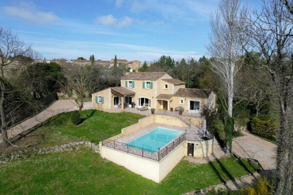 209 m2 southern house on foot from the historic centre of Uzès