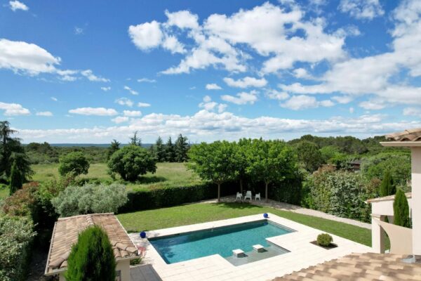 Elegant property of 178 m2 with garden and swimming pool