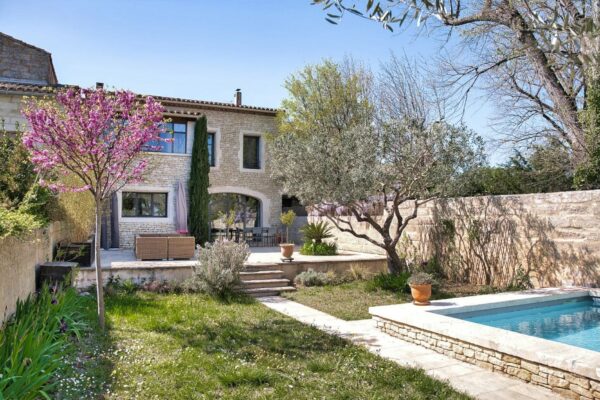 Splendid property with uninterrupted views, garden and swimming pool in the centre of Uzès