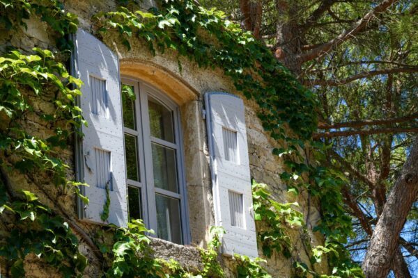 18th C. property with park, pool and tennis court 5 km from Uzès
