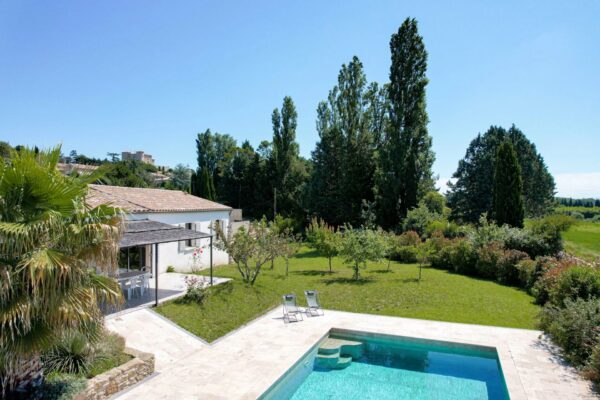 Single-storey property with garden and swimming pool