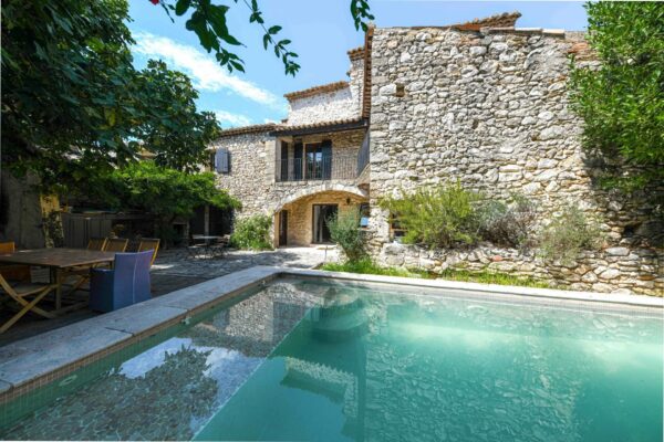 Charmante maison de village en pierre, cour et piscine