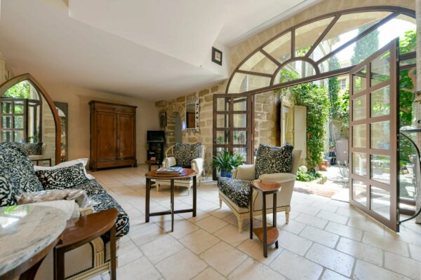 Character residence with courtyard and terrace, all shops within walking distance