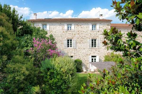 19th C. village property of 265 m2 with garden and pool