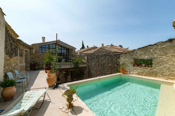 Charmante maison, cour, terrasse et piscine