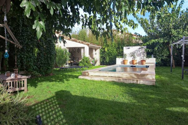 Proche Uzès, villa de plain-pied avec piscine