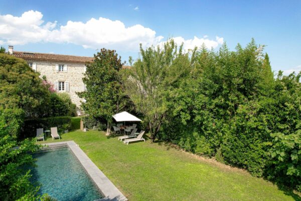 19th C. village property of 265 m2 with garden and pool