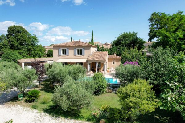 Propriété méridionale avec jardin, piscine