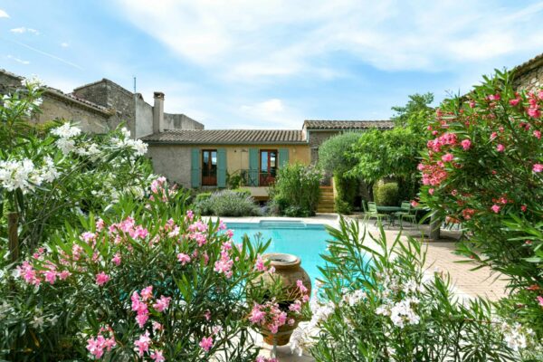 Propriété de village avec jardin et piscine, à 8 km d’Uzès