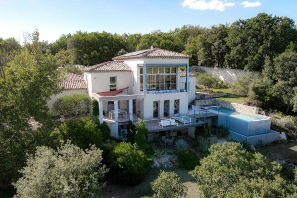Propriété contemporaine en position dominante avec parc et piscine
