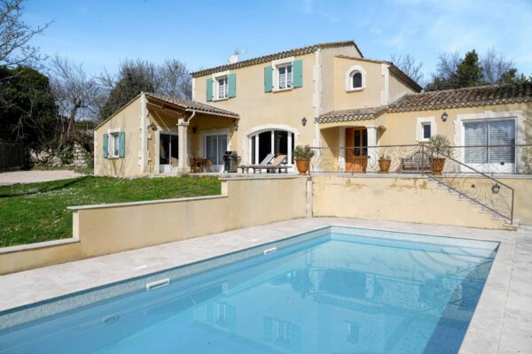 209 m2 southern house on foot from the historic centre of Uzès