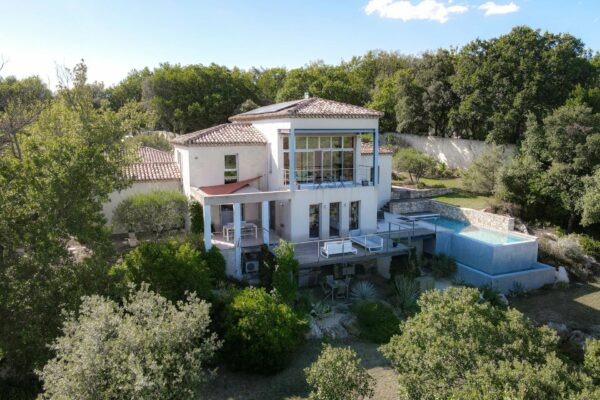 Propriété contemporaine en position dominante avec parc et piscine