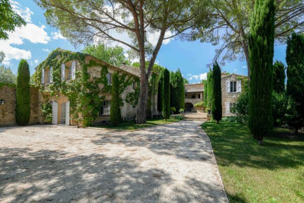 Commanding Estate with park, pool and tennis court 5 km from Uzès