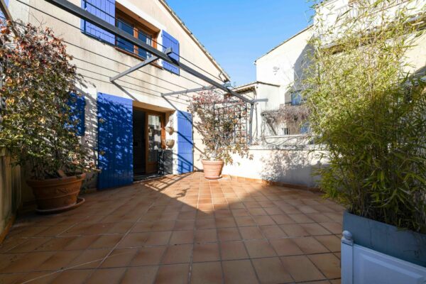 Maison de village, avec terrasse et garage dans village prisé