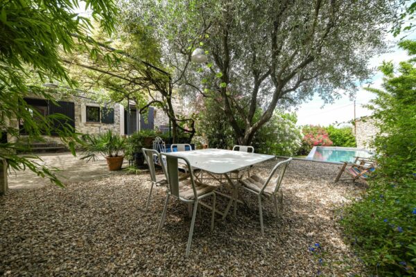 Character house with garden and swimming pool 11 km from Uzes