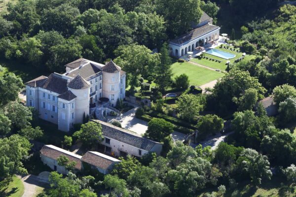 Exceptional 14th C. castle with a 27 ha estate