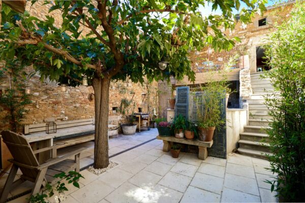 17th C. Stone house with courtyard and pool 10 minutes from Uzès