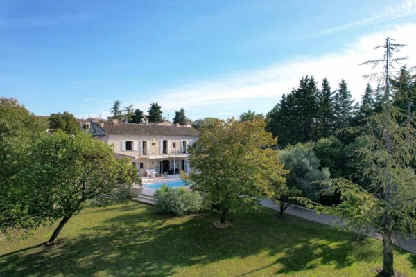 Uzès center:  Elegant  Property with 1.833 sqm's garden