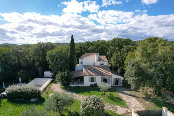 Propriété aux portes d’Uzès sur un parc de 2.755 m2 avec piscine