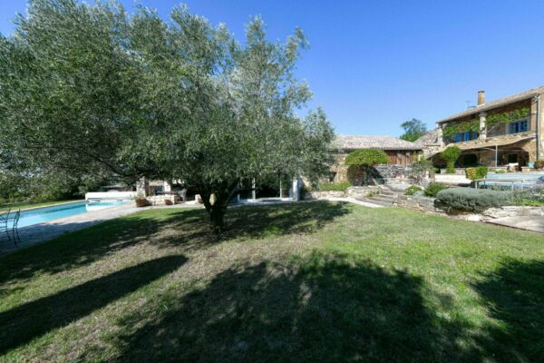 Propriété de village avec maison d’invités, jardin et piscine