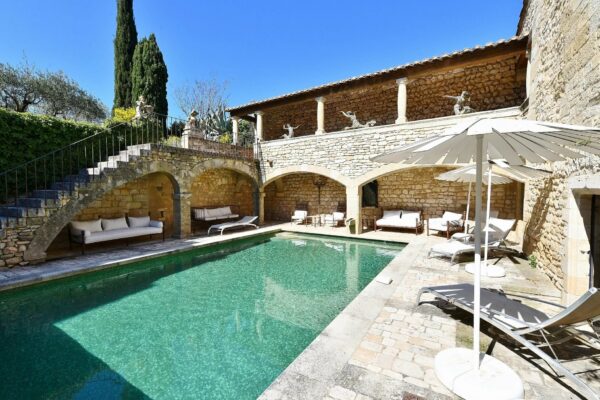 Superbe Chateau du XII et XVII, à 4 km d'Uzès