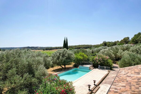 Single-storey property with views, 8 km from Uzès