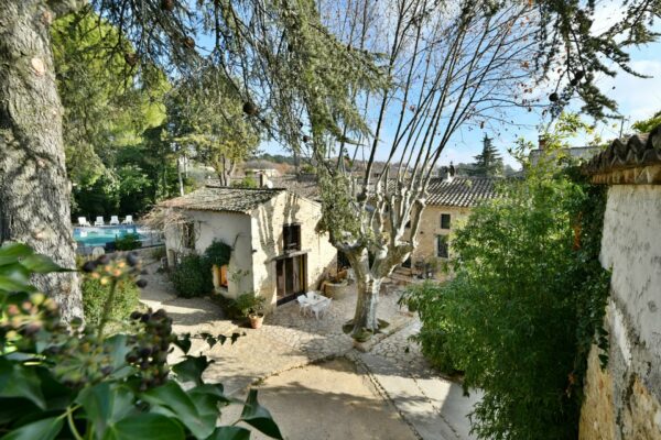 Mas provençal avec gîtes et piscine, secteur vallée de la Cèze