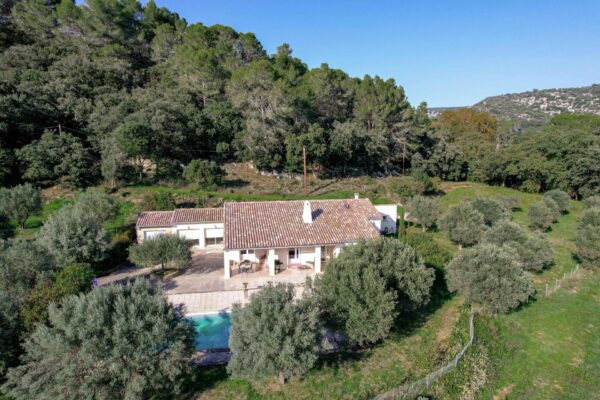 Single-storey property with views, 8 km from Uzès