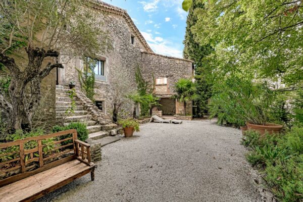 18th C. silkworm farm of 290 m2 with garden and pool