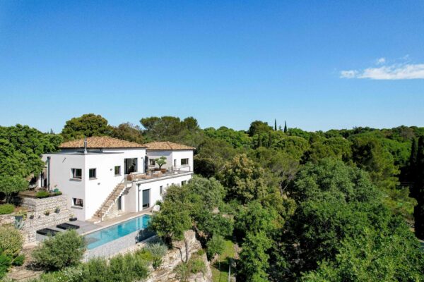 Uzès : Contemporary property of 302 m2 with views