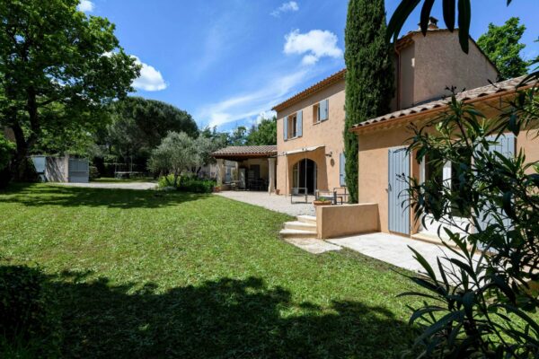 Southern-style house of 193 m2 with guest cottage