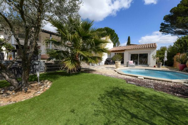 Property of 210 m2, garden, workshop and pool