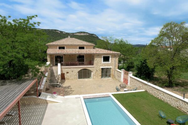 Stone property in beautiful natural surroundings
