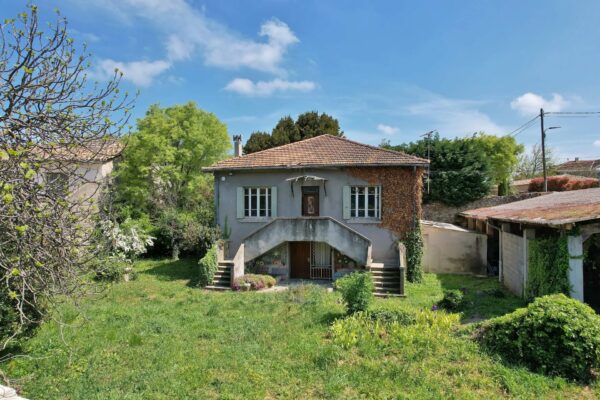 Uzès, 220 mètres du centre historique :propriété de 1930