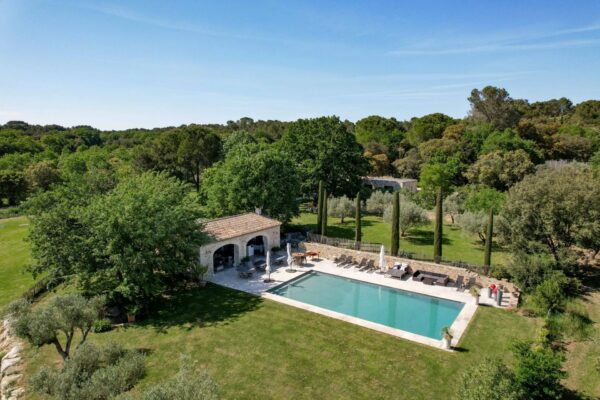 Superb estate on the outskirts of Uzès with breathtaking park