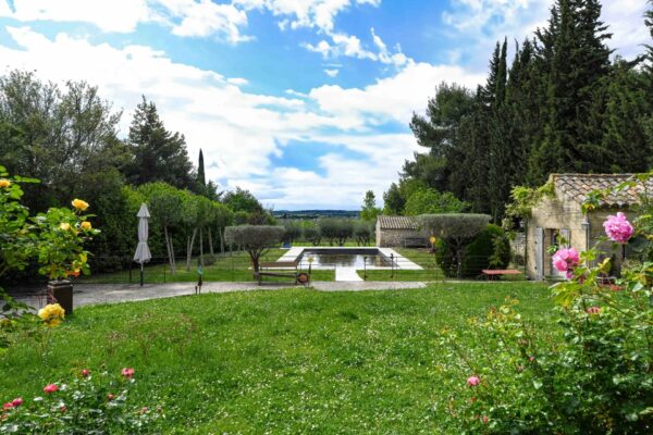 Uzes: propriété avec piscine, jardin et profondes vues jusqu’aux Cévennes