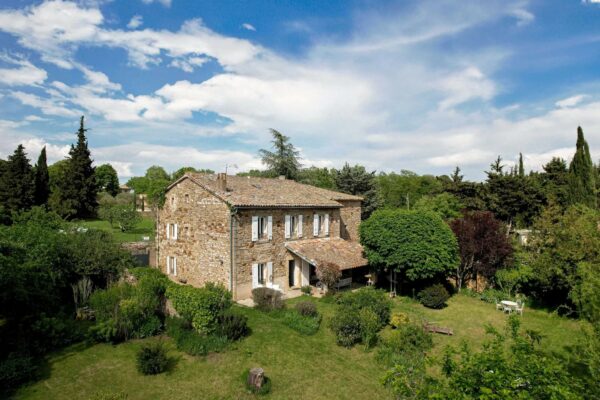 Très beau mas de village de 230 m2 avec jardin et piscine