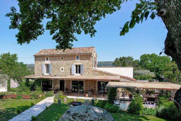 Authentique Mas de 266 m2 et jardin arboré de 1705 m2