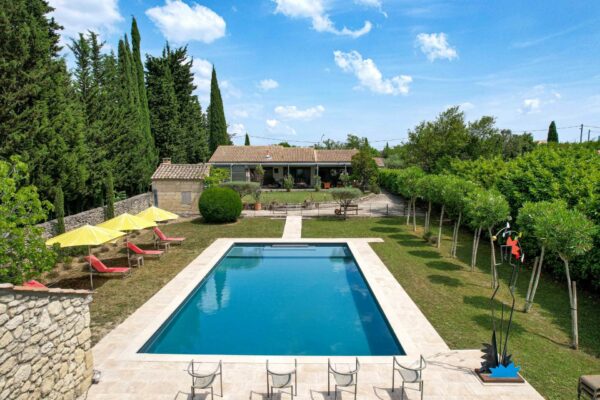 Uzes: propriété avec piscine, jardin et profondes vues jusqu’aux Cévennes